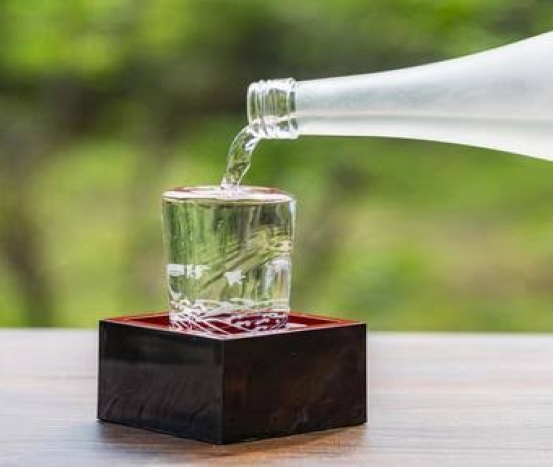 Saiba sobre a bebida alcoólica japonesa saquê